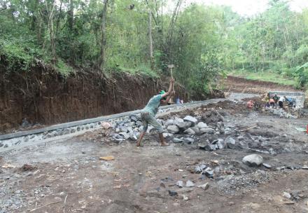 PEMBANGUNAN PENUNJANG TANAH TAHUN 2016 DESA TEMPURSARI KEC KEDUNGJAJANG KAB LUMAJANG